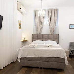 Pensión Varos, Split